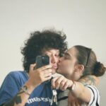 Isabella Moreira Instagram - Nosso primeiro cantinho. O início de uma vida longa e feliz ao seu lado. Essas chaves significam muita coisa. Você significa muita coisa. Por muitos anos eu não me imaginava estar em um relacionamento saudável, maduro, feliz, e cheio de sonhos. É gostoso demais sonhar com você. É gostoso demais estar presente na realização dos seus sonhos, você nos meus, e nós nos nossos. Segurar essa chave hoje, do nosso apezinho (é alugado ainda tá gente kkkk), ao seu lado, é uma sensação que eu não posso explicar ainda, porque toda vez que olho pra essa chave, eu choro. Nossa vida, nossa família, começou! Eu te amo e toda vez que escutar o barulho do balanço dessa chave, eu vou chorar e sorrir pra você 💘🦥
