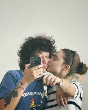 Isabella Moreira Instagram - Nosso primeiro cantinho. O início de uma vida longa e feliz ao seu lado. 
Essas chaves significam muita coisa. Você significa muita coisa. 
Por muitos anos eu não me imaginava estar em um relacionamento saudável, maduro, feliz, e cheio de sonhos. É gostoso demais sonhar com você. É gostoso demais estar presente na realização dos seus sonhos, você nos meus, e nós nos nossos. 
Segurar essa chave hoje, do nosso apezinho (é alugado ainda tá gente kkkk), ao seu lado, é uma sensação que eu não posso explicar ainda, porque toda vez que olho pra essa chave, eu choro. 
Nossa vida, nossa família, começou! Eu te amo e toda vez que escutar o barulho do balanço dessa chave, eu vou chorar e sorrir pra você 💘🦥