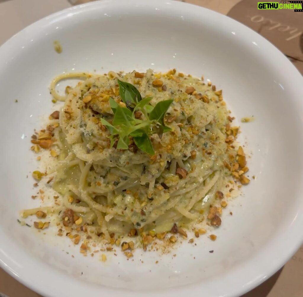Isabella Moreira Instagram - fit de quinta à noite 👗🌺✨🍝👩‍🍳🤌🏻 jantar mais que especial 🤍 Sughetto