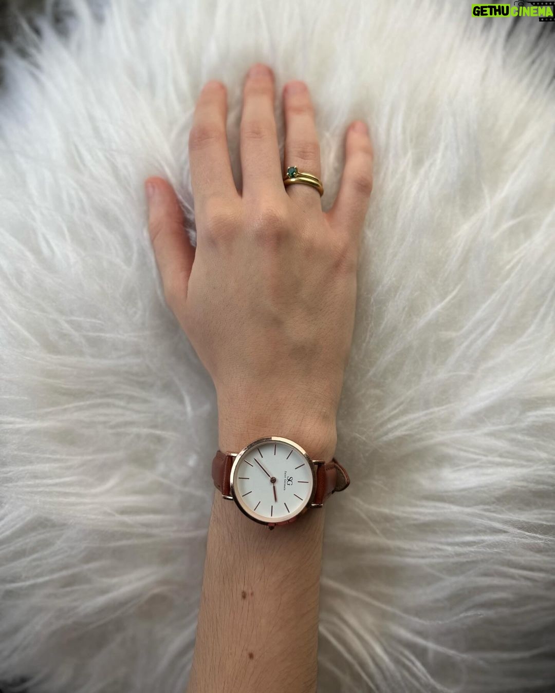 Isabella Moreira Instagram - Meu fav @saintgermainbrand 🕰️✨ acho que não tiro esse relógio do pulso desde que chegou aqui em casa 😳 confesso que o que eu mais gosto, além da utilidade, é o design minimalista que combina com tudo! Se quiser garantir o seu aproveita que a black friday deixou os preços, que já são acessíveis, ainda melhores! Meu cupom é BELMOREIRA10 #Publi