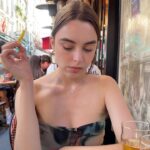 Isabella Moreira Instagram - um dia terei uma coleção de discos tao proporcionalmente grande quanto o tamanho das minhas tamancas (dica aleatória: se você também gosta de discos e musica, tem um podcast incrivel chamado @podcastdiscotecabasica 🤍 indico muito) 📸: @halanalacerda Le Marais, Paris