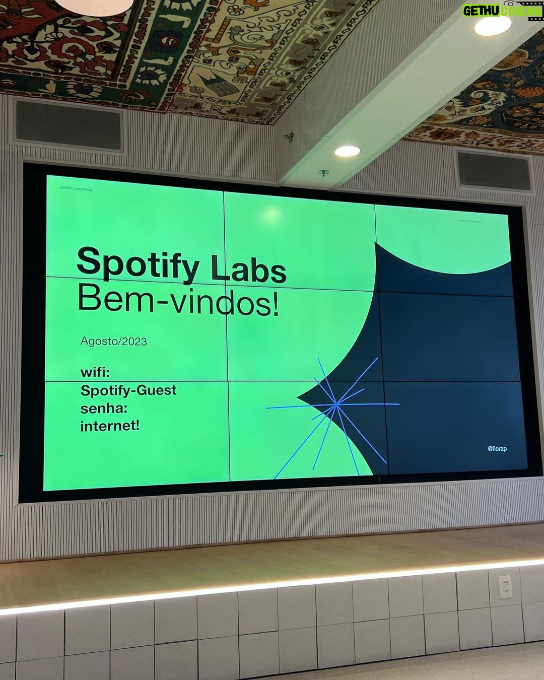 Isabella Moreira Instagram - Hoje conheci o escritório do @spotifybrasil 💚 Halana e eu participamos do spotify labs e aprendemos um pouco mais sobre o mundo dos podcasts. Foi incrível! Qual nome vocês dariam pro meu podcast? Vocês ouviriam? #spotifylabs #engajaai