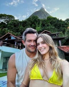 Isabella Santoni Instagram - Lar é ter alguém pra amar 💕 @henriqueblecher