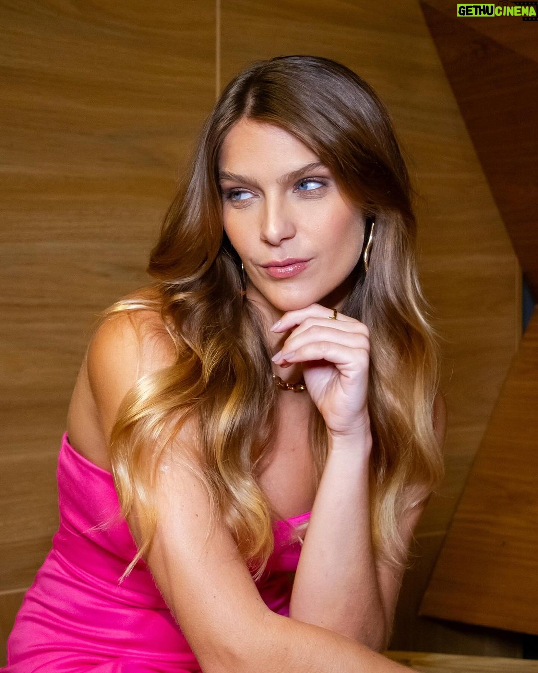 Isabella Santoni Instagram - As terças também usamos rosa! 😎✨💖