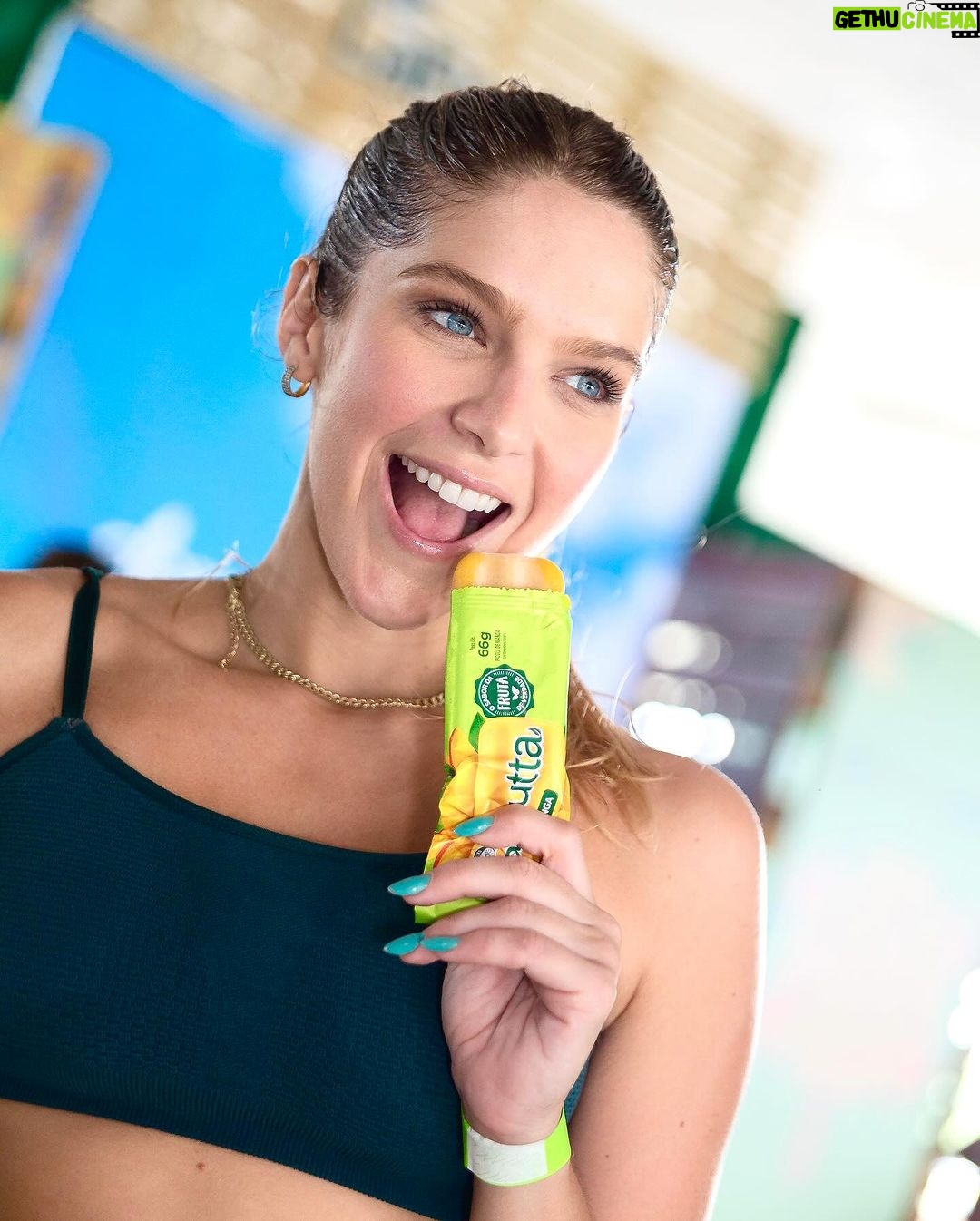 Isabella Santoni Instagram - Ano começou e com LaFrutta de @sorvetesnestle tem tudo pra ser mais refrescante! 🥰💪🏼🌴 Rolou uma experiência única com a @academiafoguete e não há sensação melhor do que começar o final de semana me exercitando! 🚀 Melhor do que isso é só terminar com o picolé de manga LaFrutta que é feito com fruta de verdade, sem glúten, sem corante e sem lactose🤞🏼🥭 Corre pra se refrescar com LaFrutta nesse verão e garantir seu bem-estar! #DesfruteASuaAlegria #publicidade