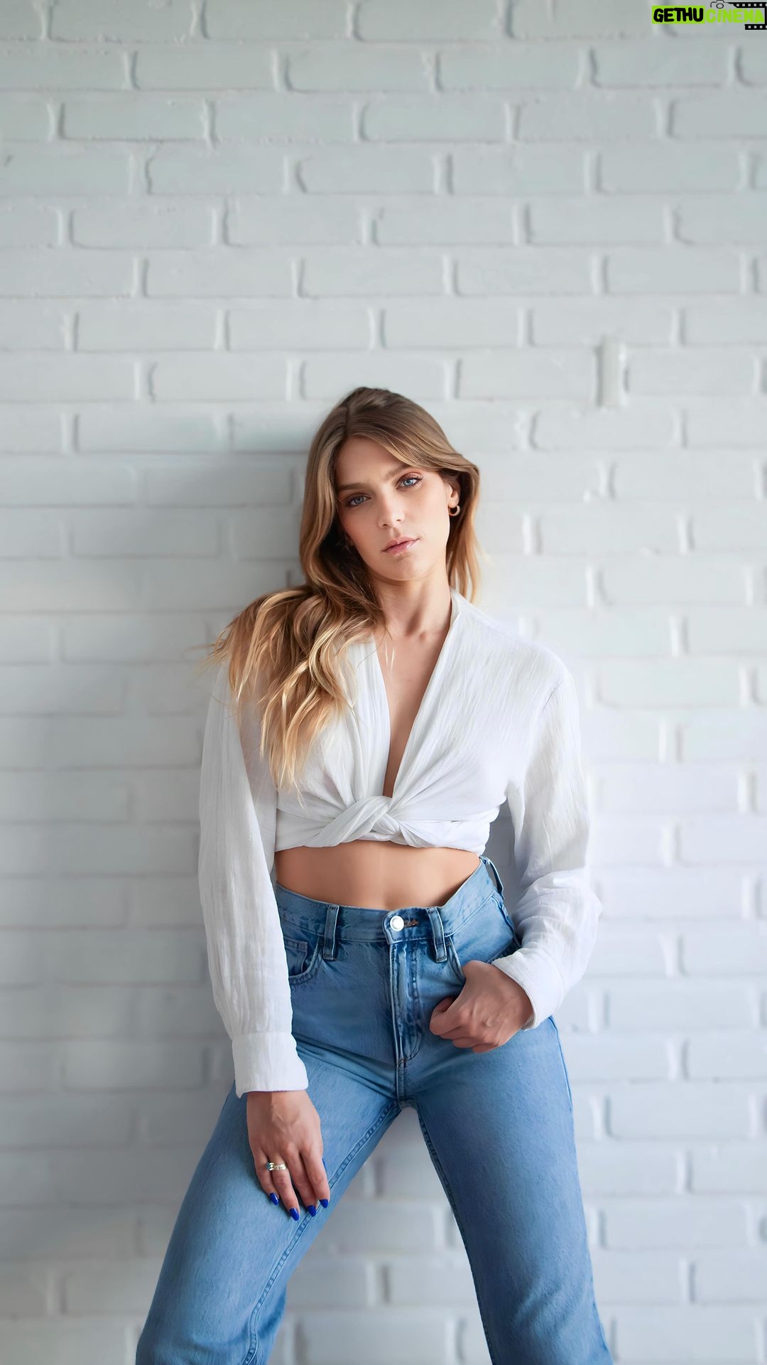 Isabella Santoni Instagram - Todos os dias, uma NIA diferente! ☀️🌊 Camisa Santorini com frete grátis pra todo Brasil, corre pro site e garanta a sua! ✨ Comente CAMISANIA pra receber uma mensagem minha! 😉 Rio de Janeiro, Rio de Janeiro