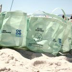 Isabella Santoni Instagram - No último sábado @coronabrasil se juntou ao @canalnovomundo para uma ação educativa de limpeza na praia da Barra! ☀️💙🌎 Foram mais de 40kg de resíduos retirados das areias com a ajuda dos nossos voluntários que sempre somam muito! Entendemos a importância de práticas sustentáveis para a preservação da natureza que cerca a nossa cidade e o nosso mundo, afinal #AVidaÉAquiFora! 🥰✨ #BebaComModeração Praia da Barra