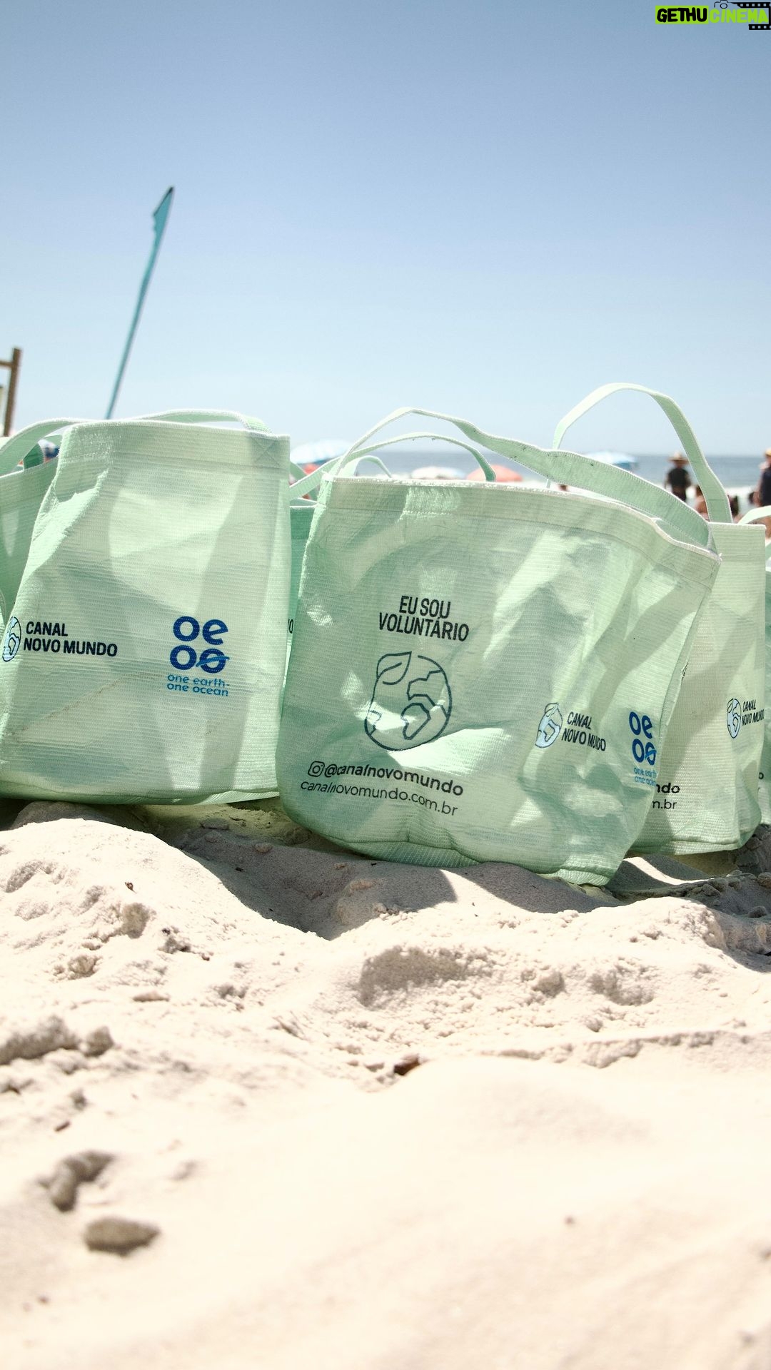 Isabella Santoni Instagram - No último sábado @coronabrasil se juntou ao @canalnovomundo para uma ação educativa de limpeza na praia da Barra! ☀️💙🌎 Foram mais de 40kg de resíduos retirados das areias com a ajuda dos nossos voluntários que sempre somam muito! Entendemos a importância de práticas sustentáveis para a preservação da natureza que cerca a nossa cidade e o nosso mundo, afinal #AVidaÉAquiFora! 🥰✨ #BebaComModeração Praia da Barra
