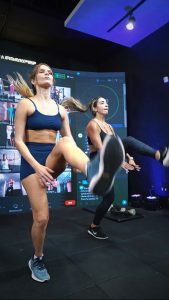 Isabella Santoni Instagram - Bloco Detox com Bella Santoni e Academia Foguete acabou, mas os bloquinhos estão só começando 🎉🎉🎉 E, agora, as milhares de alunas que participaram estão preparadíssimas e com resultados INCRÍVEIS. Foram 21 dias de alimentação seguindo o plano da nutri @jucolonese, muito treino e equilíbrio! Quem não participou, ainda dá tempo de entrar pro time. Vejo vocês nos treinos ao vivo e no próximo desafio 🫶🏻🫶🏻 Rio de Janeiro, Rio de Janeiro