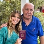 Isabella Santoni Instagram - SONO ITALIANA! 🇮🇹🤌 GRAZIE MILLE @cidadanialusoitaliana Finalmente, consegui reconhecer a minha cidadania italiana sem precisar esperar tanto tempo e nem precisar ir a Itália. Pra vocês entenderem um pouquinho, meu avô Giorgio Santoni (esse da foto! 🥰) é italiano e sempre me incentivou a buscar minha cidadania, porém nunca achei que fosse possível. Foi aí que a equipe @cidadanialusoitaliana me disse que eu poderia ser reconhecida italiana pela via judicial, mesmo minha linhagem sendo “Via Paterna”. Para terem uma ideia de como é incrível, o processo é protocolado no Tribunal Italiano e possui um prazo médio em torno de 6 meses a 2 anos! Se você ainda está em busca da sua cidadania italiana ou portuguesa entre em contato com as advogadas do escritório internacional CIDADANIA LUSOITALIANA para realizar esse sonho, assim como fizeram comigo e com minha família! ❤️ #publi