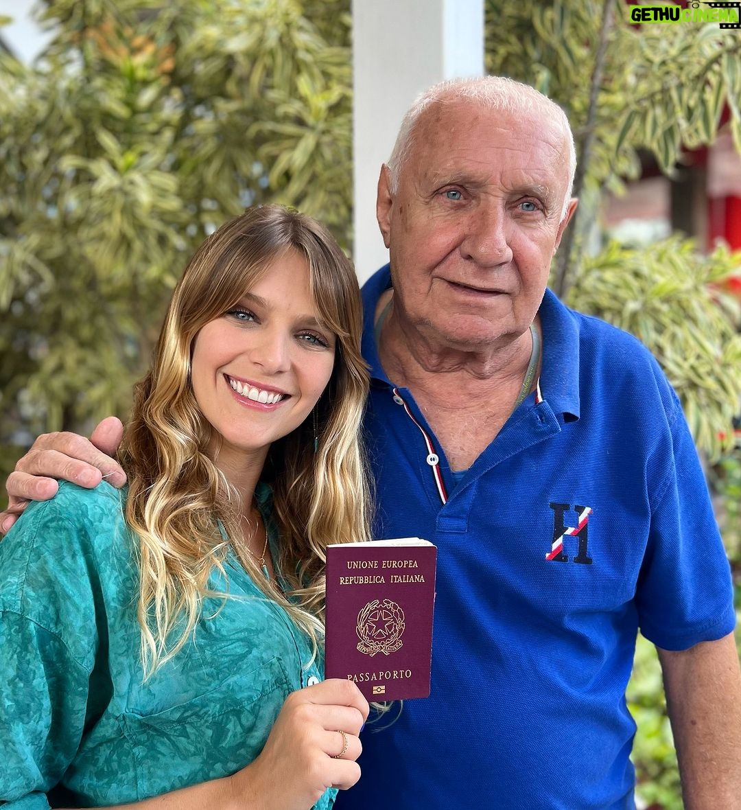 Isabella Santoni Instagram - SONO ITALIANA! 🇮🇹🤌 GRAZIE MILLE @cidadanialusoitaliana Finalmente, consegui reconhecer a minha cidadania italiana sem precisar esperar tanto tempo e nem precisar ir a Itália. Pra vocês entenderem um pouquinho, meu avô Giorgio Santoni (esse da foto! 🥰) é italiano e sempre me incentivou a buscar minha cidadania, porém nunca achei que fosse possível. Foi aí que a equipe @cidadanialusoitaliana me disse que eu poderia ser reconhecida italiana pela via judicial, mesmo minha linhagem sendo “Via Paterna”. Para terem uma ideia de como é incrível, o processo é protocolado no Tribunal Italiano e possui um prazo médio em torno de 6 meses a 2 anos! Se você ainda está em busca da sua cidadania italiana ou portuguesa entre em contato com as advogadas do escritório internacional CIDADANIA LUSOITALIANA para realizar esse sonho, assim como fizeram comigo e com minha família! ❤️ #publi