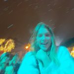 Isabella Santoni Instagram - Sentimento oceânico pra descrever essa viagem 💓 Todo ano meu avô tenta reunir todos os filhos e netos pelo menos uma vez, a data de 2023 foi o Natal 🎅 Sempre passo o dia 25 com eles, mas sinto que a noite de 24 é o dia mais significativo. Essa foi a nossa primeira e vai ficar guardada na memória porque estávamos TODOS presentes. O que é raro de acontecer... 🎁 Viajamos pra Gramado, escolha do meu tio Marco, que deu a ideia e uniu todo mundo. Meu avô se emocionou e perdeu as palavras por não conseguir expressar os sentimentos… Foi lindo! Tô mt feliz por termos criado essa memória juntos. Família é nosso bem mais precioso e esse é um dos valores mais importantes da minha vida. 🫶🏻 Desejo que esse dia tenha sido especial por aí também! Que os sentimentos de união, renovação e fé tenham sido fortalecidos. 🙏 Gramado-RS