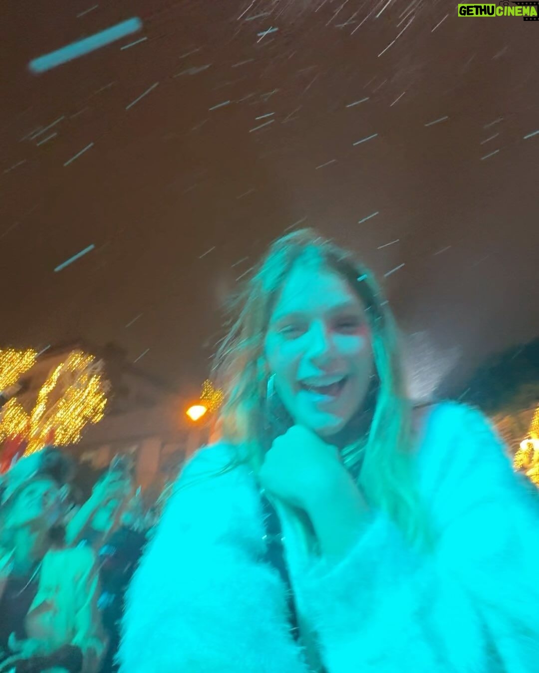 Isabella Santoni Instagram - Sentimento oceânico pra descrever essa viagem 💓 Todo ano meu avô tenta reunir todos os filhos e netos pelo menos uma vez, a data de 2023 foi o Natal 🎅 Sempre passo o dia 25 com eles, mas sinto que a noite de 24 é o dia mais significativo. Essa foi a nossa primeira e vai ficar guardada na memória porque estávamos TODOS presentes. O que é raro de acontecer... 🎁 Viajamos pra Gramado, escolha do meu tio Marco, que deu a ideia e uniu todo mundo. Meu avô se emocionou e perdeu as palavras por não conseguir expressar os sentimentos… Foi lindo! Tô mt feliz por termos criado essa memória juntos. Família é nosso bem mais precioso e esse é um dos valores mais importantes da minha vida. 🫶🏻 Desejo que esse dia tenha sido especial por aí também! Que os sentimentos de união, renovação e fé tenham sido fortalecidos. 🙏 Gramado-RS