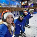 Isabella Santoni Instagram - Sentimento oceânico pra descrever essa viagem 💓 Todo ano meu avô tenta reunir todos os filhos e netos pelo menos uma vez, a data de 2023 foi o Natal 🎅 Sempre passo o dia 25 com eles, mas sinto que a noite de 24 é o dia mais significativo. Essa foi a nossa primeira e vai ficar guardada na memória porque estávamos TODOS presentes. O que é raro de acontecer... 🎁 Viajamos pra Gramado, escolha do meu tio Marco, que deu a ideia e uniu todo mundo. Meu avô se emocionou e perdeu as palavras por não conseguir expressar os sentimentos… Foi lindo! Tô mt feliz por termos criado essa memória juntos. Família é nosso bem mais precioso e esse é um dos valores mais importantes da minha vida. 🫶🏻 Desejo que esse dia tenha sido especial por aí também! Que os sentimentos de união, renovação e fé tenham sido fortalecidos. 🙏 Gramado-RS