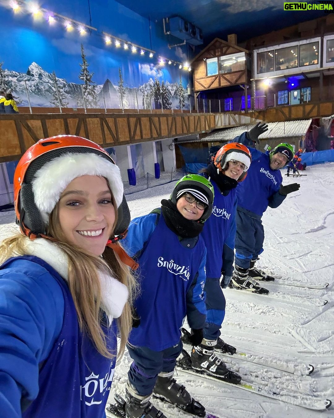 Isabella Santoni Instagram - Sentimento oceânico pra descrever essa viagem 💓 Todo ano meu avô tenta reunir todos os filhos e netos pelo menos uma vez, a data de 2023 foi o Natal 🎅 Sempre passo o dia 25 com eles, mas sinto que a noite de 24 é o dia mais significativo. Essa foi a nossa primeira e vai ficar guardada na memória porque estávamos TODOS presentes. O que é raro de acontecer... 🎁 Viajamos pra Gramado, escolha do meu tio Marco, que deu a ideia e uniu todo mundo. Meu avô se emocionou e perdeu as palavras por não conseguir expressar os sentimentos… Foi lindo! Tô mt feliz por termos criado essa memória juntos. Família é nosso bem mais precioso e esse é um dos valores mais importantes da minha vida. 🫶🏻 Desejo que esse dia tenha sido especial por aí também! Que os sentimentos de união, renovação e fé tenham sido fortalecidos. 🙏 Gramado-RS