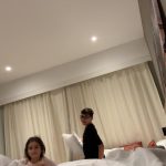 Isabella Santoni Instagram - Sentimento oceânico pra descrever essa viagem 💓 Todo ano meu avô tenta reunir todos os filhos e netos pelo menos uma vez, a data de 2023 foi o Natal 🎅 Sempre passo o dia 25 com eles, mas sinto que a noite de 24 é o dia mais significativo. Essa foi a nossa primeira e vai ficar guardada na memória porque estávamos TODOS presentes. O que é raro de acontecer... 🎁 Viajamos pra Gramado, escolha do meu tio Marco, que deu a ideia e uniu todo mundo. Meu avô se emocionou e perdeu as palavras por não conseguir expressar os sentimentos… Foi lindo! Tô mt feliz por termos criado essa memória juntos. Família é nosso bem mais precioso e esse é um dos valores mais importantes da minha vida. 🫶🏻 Desejo que esse dia tenha sido especial por aí também! Que os sentimentos de união, renovação e fé tenham sido fortalecidos. 🙏 Gramado-RS