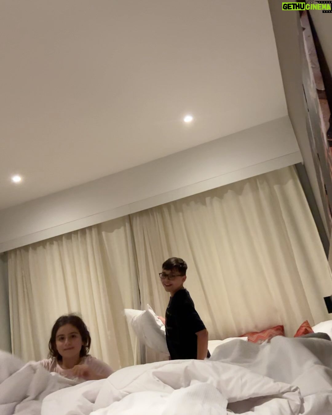 Isabella Santoni Instagram - Sentimento oceânico pra descrever essa viagem 💓 Todo ano meu avô tenta reunir todos os filhos e netos pelo menos uma vez, a data de 2023 foi o Natal 🎅 Sempre passo o dia 25 com eles, mas sinto que a noite de 24 é o dia mais significativo. Essa foi a nossa primeira e vai ficar guardada na memória porque estávamos TODOS presentes. O que é raro de acontecer... 🎁 Viajamos pra Gramado, escolha do meu tio Marco, que deu a ideia e uniu todo mundo. Meu avô se emocionou e perdeu as palavras por não conseguir expressar os sentimentos… Foi lindo! Tô mt feliz por termos criado essa memória juntos. Família é nosso bem mais precioso e esse é um dos valores mais importantes da minha vida. 🫶🏻 Desejo que esse dia tenha sido especial por aí também! Que os sentimentos de união, renovação e fé tenham sido fortalecidos. 🙏 Gramado-RS