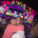 Isabella Santoni Instagram - Sentimento oceânico pra descrever essa viagem 💓 Todo ano meu avô tenta reunir todos os filhos e netos pelo menos uma vez, a data de 2023 foi o Natal 🎅 Sempre passo o dia 25 com eles, mas sinto que a noite de 24 é o dia mais significativo. Essa foi a nossa primeira e vai ficar guardada na memória porque estávamos TODOS presentes. O que é raro de acontecer... 🎁 Viajamos pra Gramado, escolha do meu tio Marco, que deu a ideia e uniu todo mundo. Meu avô se emocionou e perdeu as palavras por não conseguir expressar os sentimentos… Foi lindo! Tô mt feliz por termos criado essa memória juntos. Família é nosso bem mais precioso e esse é um dos valores mais importantes da minha vida. 🫶🏻 Desejo que esse dia tenha sido especial por aí também! Que os sentimentos de união, renovação e fé tenham sido fortalecidos. 🙏 Gramado-RS