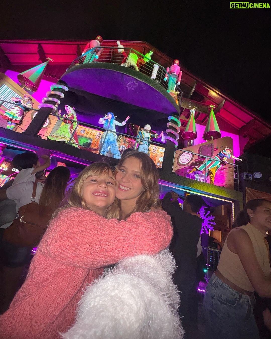 Isabella Santoni Instagram - Sentimento oceânico pra descrever essa viagem 💓 Todo ano meu avô tenta reunir todos os filhos e netos pelo menos uma vez, a data de 2023 foi o Natal 🎅 Sempre passo o dia 25 com eles, mas sinto que a noite de 24 é o dia mais significativo. Essa foi a nossa primeira e vai ficar guardada na memória porque estávamos TODOS presentes. O que é raro de acontecer... 🎁 Viajamos pra Gramado, escolha do meu tio Marco, que deu a ideia e uniu todo mundo. Meu avô se emocionou e perdeu as palavras por não conseguir expressar os sentimentos… Foi lindo! Tô mt feliz por termos criado essa memória juntos. Família é nosso bem mais precioso e esse é um dos valores mais importantes da minha vida. 🫶🏻 Desejo que esse dia tenha sido especial por aí também! Que os sentimentos de união, renovação e fé tenham sido fortalecidos. 🙏 Gramado-RS