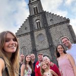 Isabella Santoni Instagram - Sentimento oceânico pra descrever essa viagem 💓 Todo ano meu avô tenta reunir todos os filhos e netos pelo menos uma vez, a data de 2023 foi o Natal 🎅 Sempre passo o dia 25 com eles, mas sinto que a noite de 24 é o dia mais significativo. Essa foi a nossa primeira e vai ficar guardada na memória porque estávamos TODOS presentes. O que é raro de acontecer... 🎁 Viajamos pra Gramado, escolha do meu tio Marco, que deu a ideia e uniu todo mundo. Meu avô se emocionou e perdeu as palavras por não conseguir expressar os sentimentos… Foi lindo! Tô mt feliz por termos criado essa memória juntos. Família é nosso bem mais precioso e esse é um dos valores mais importantes da minha vida. 🫶🏻 Desejo que esse dia tenha sido especial por aí também! Que os sentimentos de união, renovação e fé tenham sido fortalecidos. 🙏 Gramado-RS