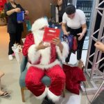 Isabella Santoni Instagram - Sentimento oceânico pra descrever essa viagem 💓 Todo ano meu avô tenta reunir todos os filhos e netos pelo menos uma vez, a data de 2023 foi o Natal 🎅 Sempre passo o dia 25 com eles, mas sinto que a noite de 24 é o dia mais significativo. Essa foi a nossa primeira e vai ficar guardada na memória porque estávamos TODOS presentes. O que é raro de acontecer... 🎁 Viajamos pra Gramado, escolha do meu tio Marco, que deu a ideia e uniu todo mundo. Meu avô se emocionou e perdeu as palavras por não conseguir expressar os sentimentos… Foi lindo! Tô mt feliz por termos criado essa memória juntos. Família é nosso bem mais precioso e esse é um dos valores mais importantes da minha vida. 🫶🏻 Desejo que esse dia tenha sido especial por aí também! Que os sentimentos de união, renovação e fé tenham sido fortalecidos. 🙏 Gramado-RS