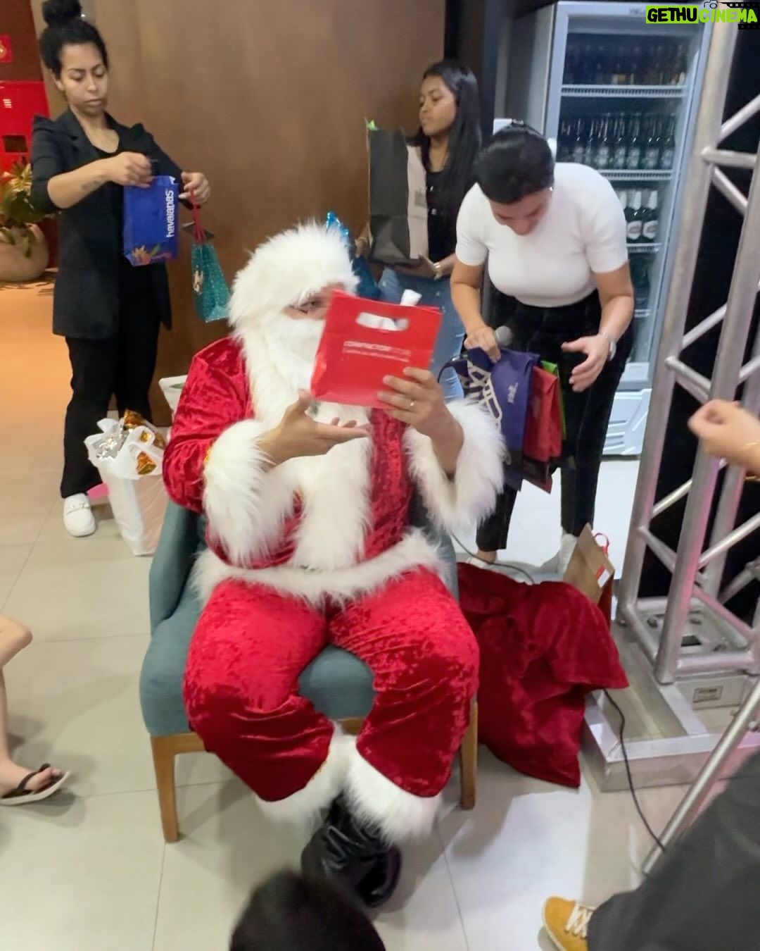 Isabella Santoni Instagram - Sentimento oceânico pra descrever essa viagem 💓 Todo ano meu avô tenta reunir todos os filhos e netos pelo menos uma vez, a data de 2023 foi o Natal 🎅 Sempre passo o dia 25 com eles, mas sinto que a noite de 24 é o dia mais significativo. Essa foi a nossa primeira e vai ficar guardada na memória porque estávamos TODOS presentes. O que é raro de acontecer... 🎁 Viajamos pra Gramado, escolha do meu tio Marco, que deu a ideia e uniu todo mundo. Meu avô se emocionou e perdeu as palavras por não conseguir expressar os sentimentos… Foi lindo! Tô mt feliz por termos criado essa memória juntos. Família é nosso bem mais precioso e esse é um dos valores mais importantes da minha vida. 🫶🏻 Desejo que esse dia tenha sido especial por aí também! Que os sentimentos de união, renovação e fé tenham sido fortalecidos. 🙏 Gramado-RS