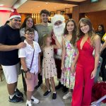 Isabella Santoni Instagram - Sentimento oceânico pra descrever essa viagem 💓 Todo ano meu avô tenta reunir todos os filhos e netos pelo menos uma vez, a data de 2023 foi o Natal 🎅 Sempre passo o dia 25 com eles, mas sinto que a noite de 24 é o dia mais significativo. Essa foi a nossa primeira e vai ficar guardada na memória porque estávamos TODOS presentes. O que é raro de acontecer... 🎁 Viajamos pra Gramado, escolha do meu tio Marco, que deu a ideia e uniu todo mundo. Meu avô se emocionou e perdeu as palavras por não conseguir expressar os sentimentos… Foi lindo! Tô mt feliz por termos criado essa memória juntos. Família é nosso bem mais precioso e esse é um dos valores mais importantes da minha vida. 🫶🏻 Desejo que esse dia tenha sido especial por aí também! Que os sentimentos de união, renovação e fé tenham sido fortalecidos. 🙏 Gramado-RS