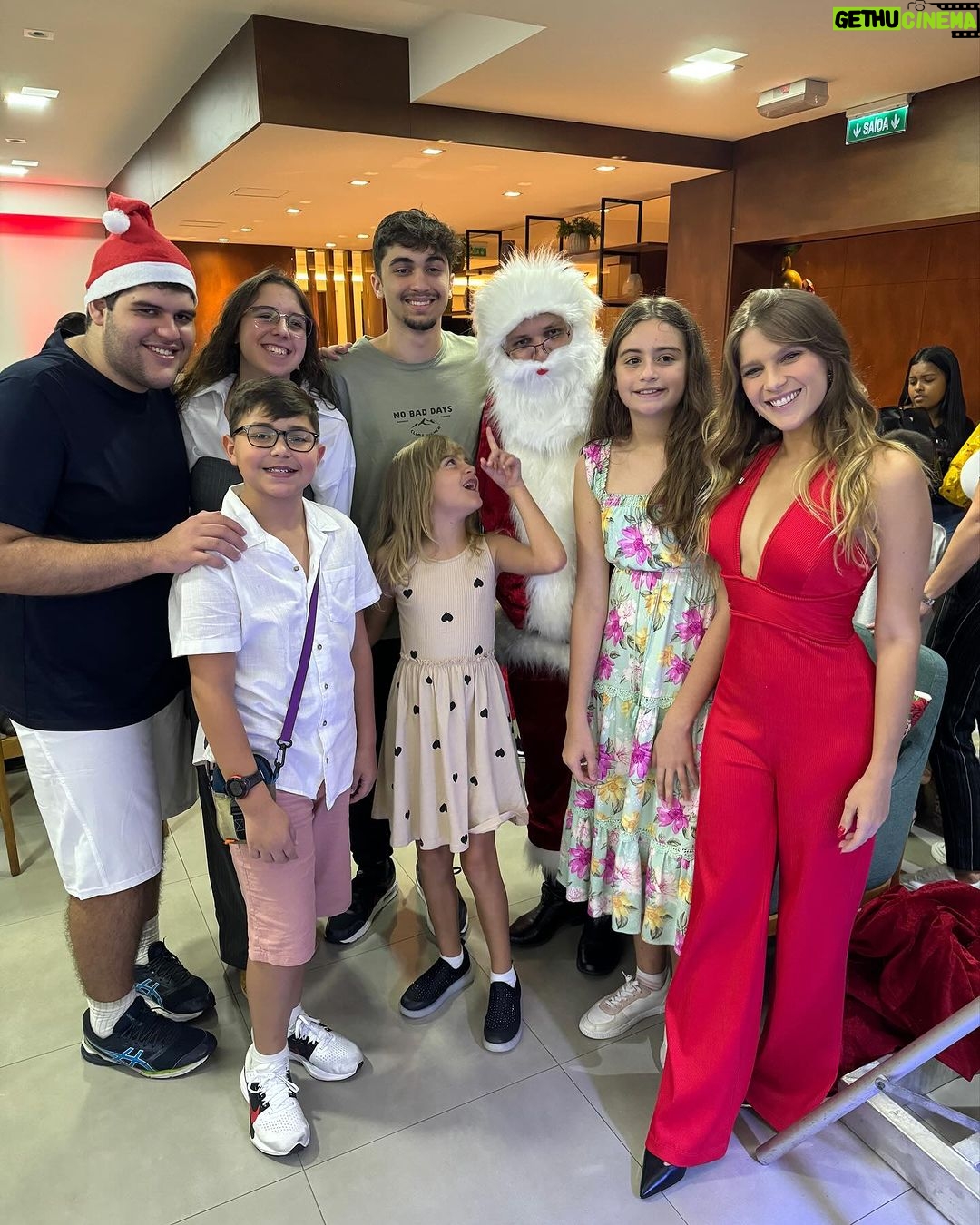 Isabella Santoni Instagram - Sentimento oceânico pra descrever essa viagem 💓 Todo ano meu avô tenta reunir todos os filhos e netos pelo menos uma vez, a data de 2023 foi o Natal 🎅 Sempre passo o dia 25 com eles, mas sinto que a noite de 24 é o dia mais significativo. Essa foi a nossa primeira e vai ficar guardada na memória porque estávamos TODOS presentes. O que é raro de acontecer... 🎁 Viajamos pra Gramado, escolha do meu tio Marco, que deu a ideia e uniu todo mundo. Meu avô se emocionou e perdeu as palavras por não conseguir expressar os sentimentos… Foi lindo! Tô mt feliz por termos criado essa memória juntos. Família é nosso bem mais precioso e esse é um dos valores mais importantes da minha vida. 🫶🏻 Desejo que esse dia tenha sido especial por aí também! Que os sentimentos de união, renovação e fé tenham sido fortalecidos. 🙏 Gramado-RS