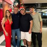 Isabella Santoni Instagram - Sentimento oceânico pra descrever essa viagem 💓 Todo ano meu avô tenta reunir todos os filhos e netos pelo menos uma vez, a data de 2023 foi o Natal 🎅 Sempre passo o dia 25 com eles, mas sinto que a noite de 24 é o dia mais significativo. Essa foi a nossa primeira e vai ficar guardada na memória porque estávamos TODOS presentes. O que é raro de acontecer... 🎁 Viajamos pra Gramado, escolha do meu tio Marco, que deu a ideia e uniu todo mundo. Meu avô se emocionou e perdeu as palavras por não conseguir expressar os sentimentos… Foi lindo! Tô mt feliz por termos criado essa memória juntos. Família é nosso bem mais precioso e esse é um dos valores mais importantes da minha vida. 🫶🏻 Desejo que esse dia tenha sido especial por aí também! Que os sentimentos de união, renovação e fé tenham sido fortalecidos. 🙏 Gramado-RS