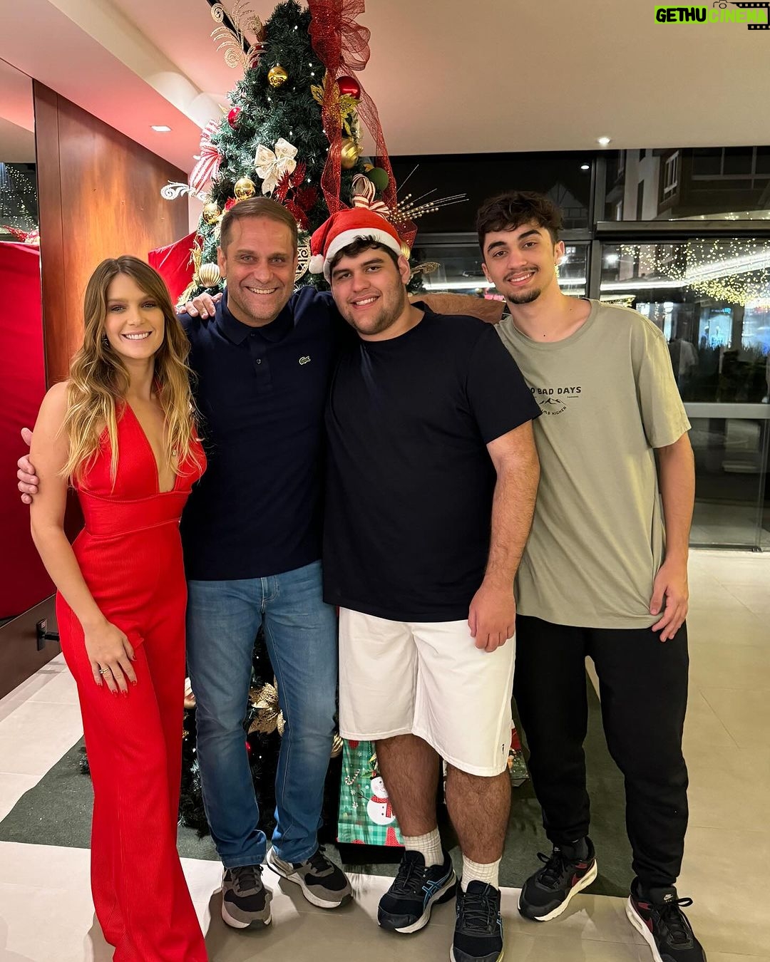 Isabella Santoni Instagram - Sentimento oceânico pra descrever essa viagem 💓 Todo ano meu avô tenta reunir todos os filhos e netos pelo menos uma vez, a data de 2023 foi o Natal 🎅 Sempre passo o dia 25 com eles, mas sinto que a noite de 24 é o dia mais significativo. Essa foi a nossa primeira e vai ficar guardada na memória porque estávamos TODOS presentes. O que é raro de acontecer... 🎁 Viajamos pra Gramado, escolha do meu tio Marco, que deu a ideia e uniu todo mundo. Meu avô se emocionou e perdeu as palavras por não conseguir expressar os sentimentos… Foi lindo! Tô mt feliz por termos criado essa memória juntos. Família é nosso bem mais precioso e esse é um dos valores mais importantes da minha vida. 🫶🏻 Desejo que esse dia tenha sido especial por aí também! Que os sentimentos de união, renovação e fé tenham sido fortalecidos. 🙏 Gramado-RS