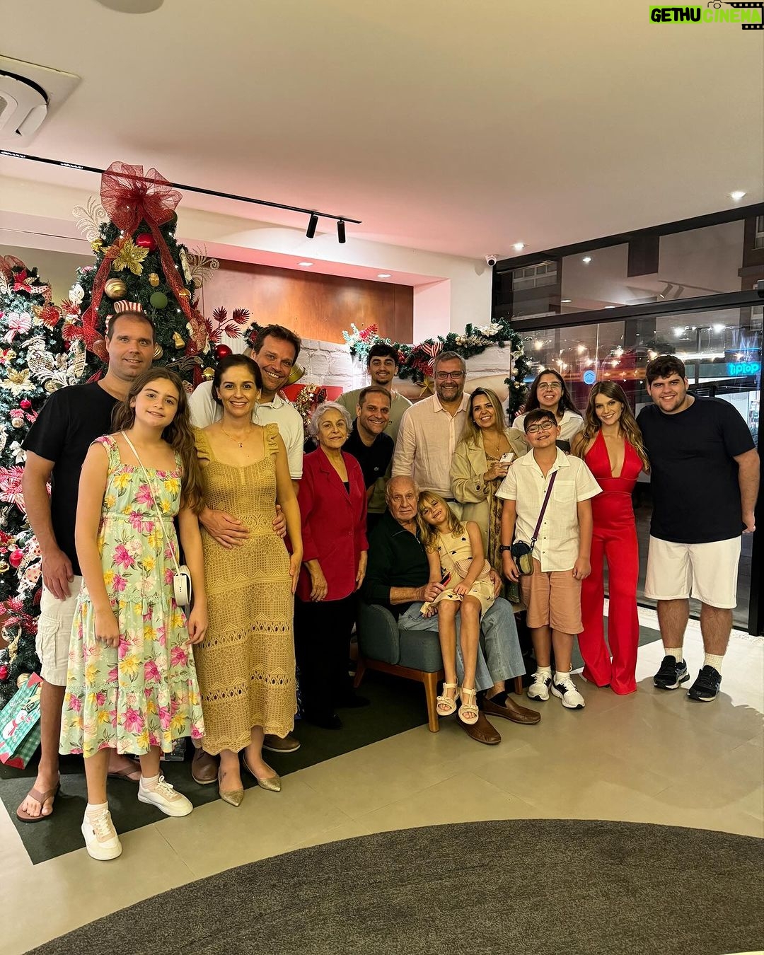 Isabella Santoni Instagram - Sentimento oceânico pra descrever essa viagem 💓 Todo ano meu avô tenta reunir todos os filhos e netos pelo menos uma vez, a data de 2023 foi o Natal 🎅 Sempre passo o dia 25 com eles, mas sinto que a noite de 24 é o dia mais significativo. Essa foi a nossa primeira e vai ficar guardada na memória porque estávamos TODOS presentes. O que é raro de acontecer... 🎁 Viajamos pra Gramado, escolha do meu tio Marco, que deu a ideia e uniu todo mundo. Meu avô se emocionou e perdeu as palavras por não conseguir expressar os sentimentos… Foi lindo! Tô mt feliz por termos criado essa memória juntos. Família é nosso bem mais precioso e esse é um dos valores mais importantes da minha vida. 🫶🏻 Desejo que esse dia tenha sido especial por aí também! Que os sentimentos de união, renovação e fé tenham sido fortalecidos. 🙏 Gramado-RS