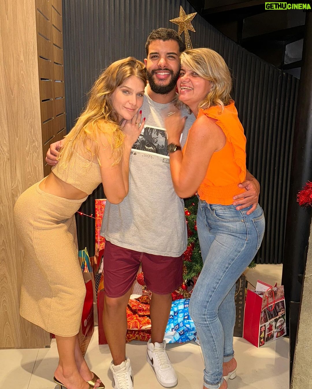 Isabella Santoni Instagram - Natal em família antecipado! 🎄 Amo muito vocês ❤️🥰