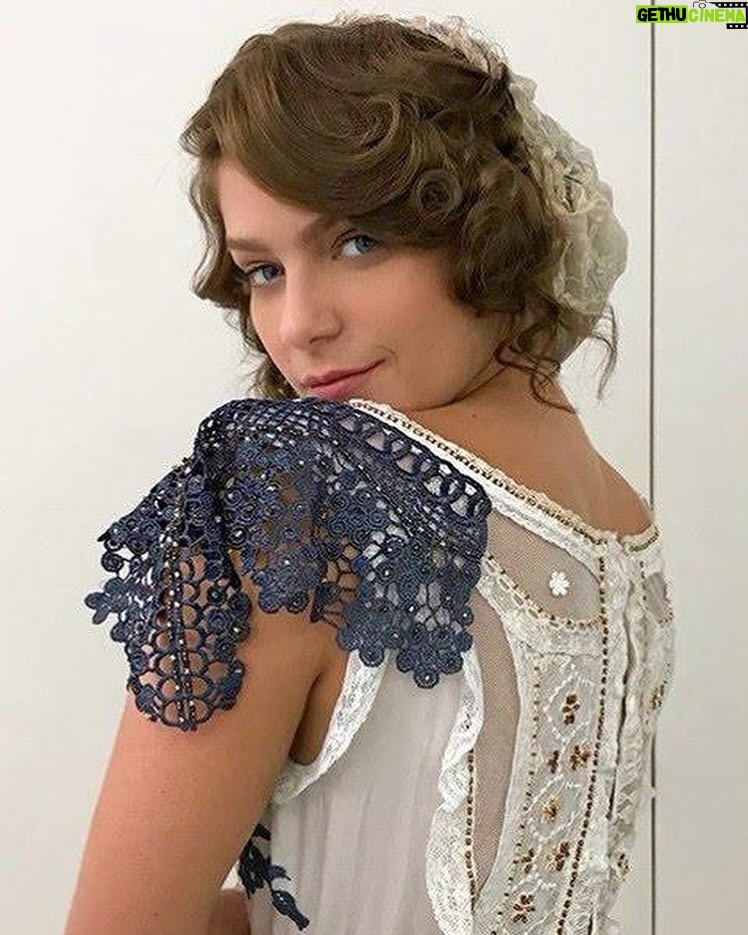 Isabella Santoni Instagram - Charllote Williamson ✨ Minha última personagem na tv, 2018! O tempo voa! 🥹 Mais do que contar da Charllote, hoje queria lembrar vocês da força dos nossos sonhos. Em 2011, fiz minha primeira campanha fotográfica, pra @rdlaymoda. Marca de umas amigas que me deram essa oportunidade. Eu, uma menina lá de Nova Iguaçu, cheia de sonhos, encontrei a @nathaliadill pela primeira vez…Perguntei bem tímida sobre como foi o início pra ela e disse que queria ser atriz também. Nunca imaginaria que anos depois atuaríamos juntas! Acreditar em si mesma foi uma parte fundamental da minha jornada para alcançar os meus objetivos, e é importante lembrar que os sonhos podem se tornar realidade quando alimentados com determinação, esforço e persistência. #Bella10Anos