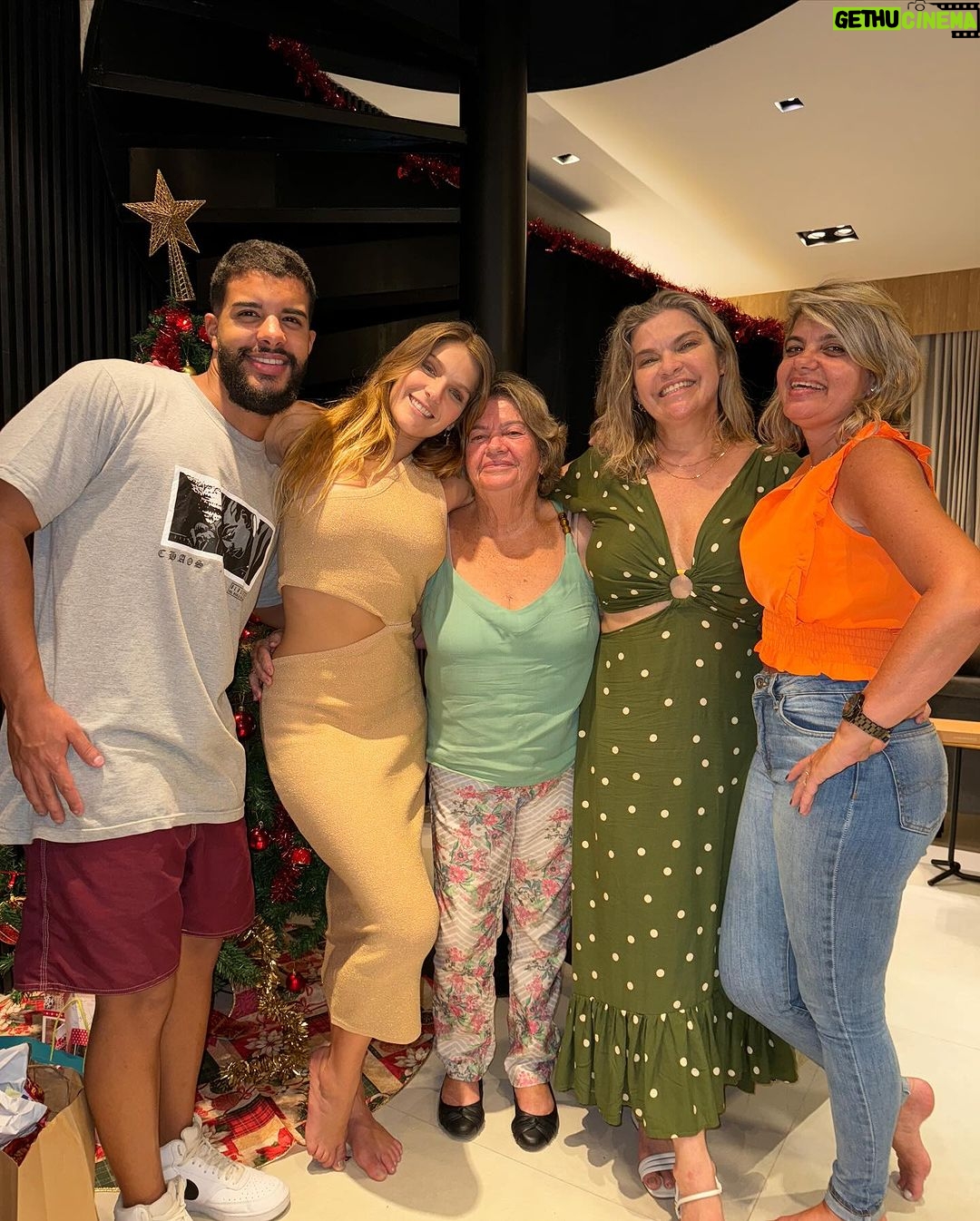 Isabella Santoni Instagram - Natal em família antecipado! 🎄 Amo muito vocês ❤️🥰