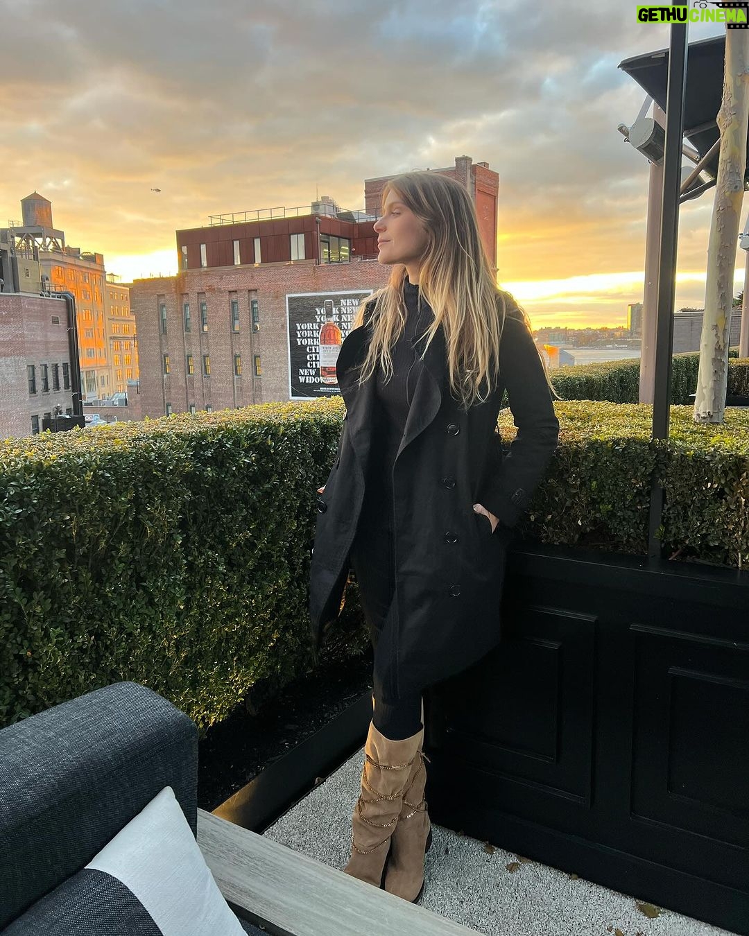 Isabella Santoni Instagram - Good times in ny 🍎 New York City