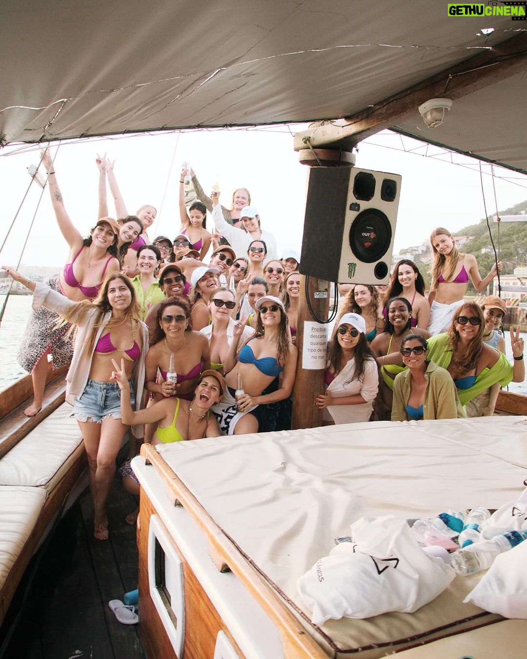 Isabella Santoni Instagram - Mais um pouquinho do que rolou na nossa #ExpNIA com a presença de mulheres únicas e incríveis, e ainda pudemos experienciar o melhor passeio de barco de Arraial com o @donjuantour ! 😌☀️ Não haviam dúvidas de que seria um dia super especial! ✨🌊 #MulheresOceanicas Arraial do Cabo
