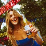 Isabella Santoni Instagram - Para celebrar o verão carioca que já chegou, me juntei à @coronabrasil Viver A Vida Aqui Fora, aproveitando toda a experiência na Casa De Verão com muita música e Corona na cidade maravilhosa! Vambora! ☀️🎶 #BebaComModeração #AVidaÉAquiFora #publi