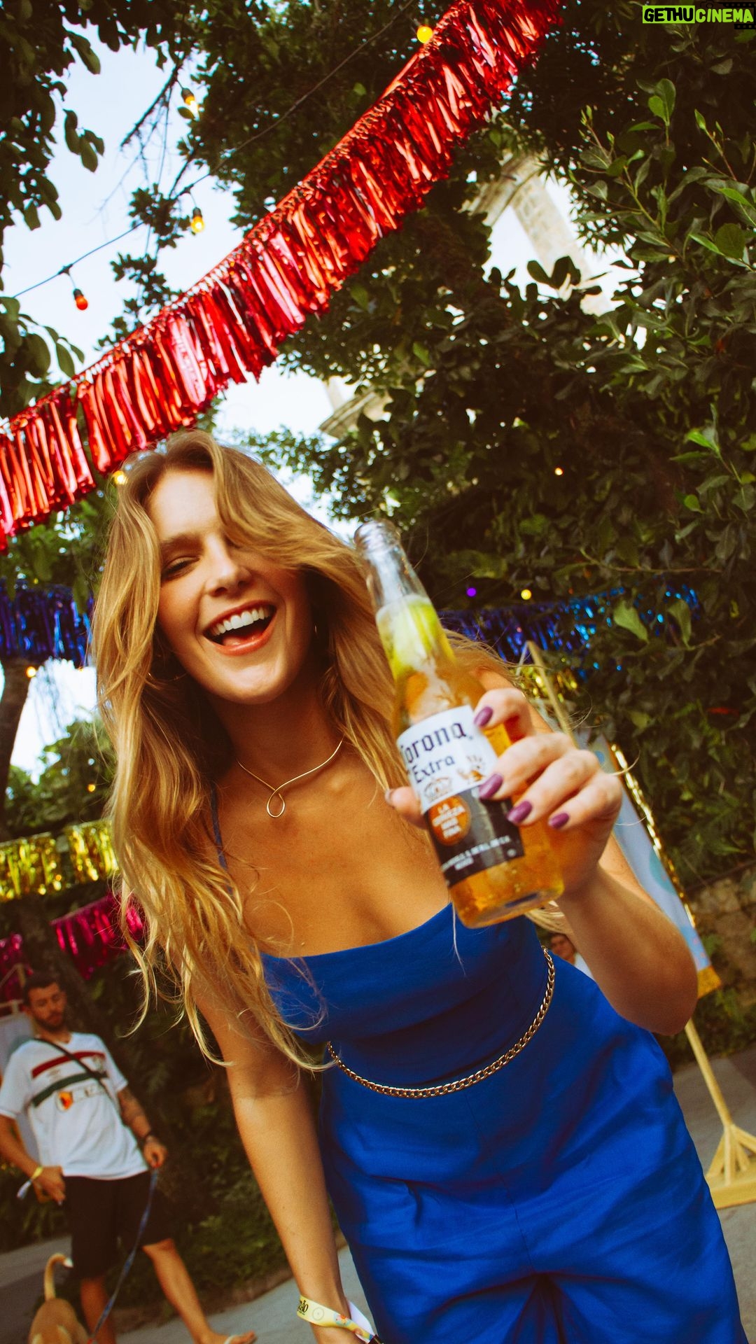 Isabella Santoni Instagram - Para celebrar o verão carioca que já chegou, me juntei à @coronabrasil Viver A Vida Aqui Fora, aproveitando toda a experiência na Casa De Verão com muita música e Corona na cidade maravilhosa! Vambora! ☀️🎶 #BebaComModeração #AVidaÉAquiFora #publi
