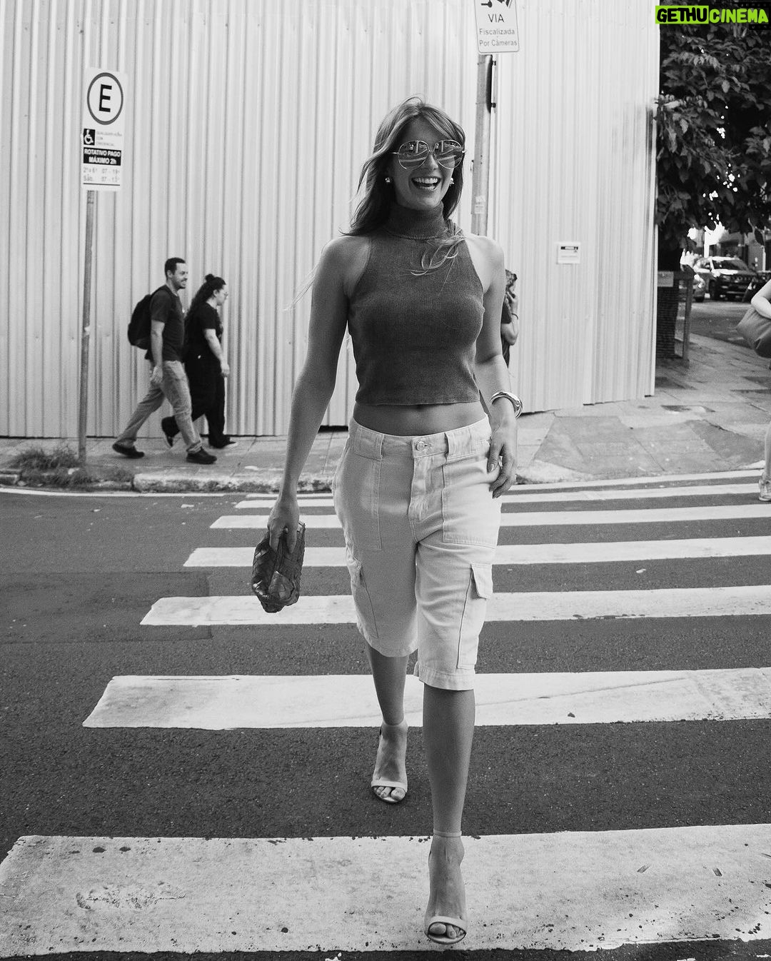 Isabella Santoni Instagram - High low que eu amo ✌️Bermuda cargo boy + clássica sandália duas tiras nude 💕 São Paulo, Brazil