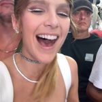 Isabella Santoni Instagram - Me perguntaram como é o carnaval perfeito: @ivetesangalo 👑 + cerveja gelada 🍻 + um amor pra chamar de meu c mt beijooo 💓 Salvador, Bahia, Brazil
