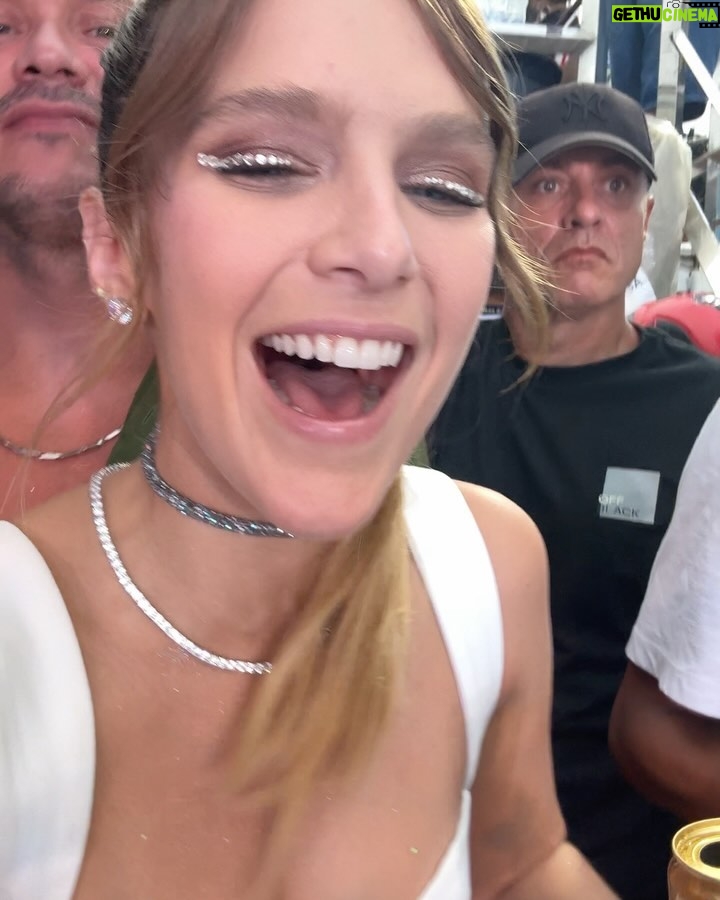 Isabella Santoni Instagram - Me perguntaram como é o carnaval perfeito: @ivetesangalo 👑 + cerveja gelada 🍻 + um amor pra chamar de meu c mt beijooo 💓 Salvador, Bahia, Brazil