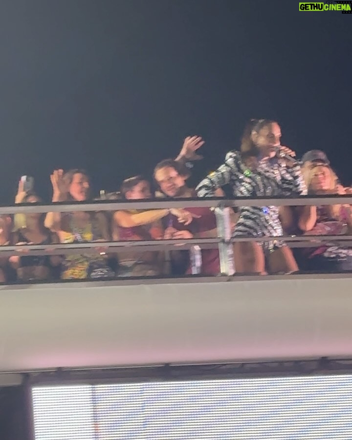 Isabella Santoni Instagram - Me perguntaram como é o carnaval perfeito: @ivetesangalo 👑 + cerveja gelada 🍻 + um amor pra chamar de meu c mt beijooo 💓 Salvador, Bahia, Brazil