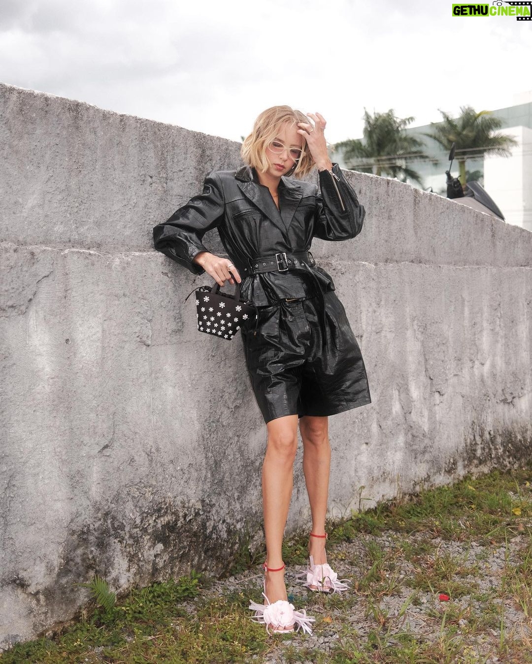 Isabella Scherer Instagram - indo mostrar minhas panelas pro mundo 🫶🏻 créditos do look na 2ª foto