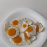 Isabella Scherer Instagram - MINI OVO 🍳 É só você congelar o ovo cru mesmo, descascar, cortar e fritar as rodelinhas!