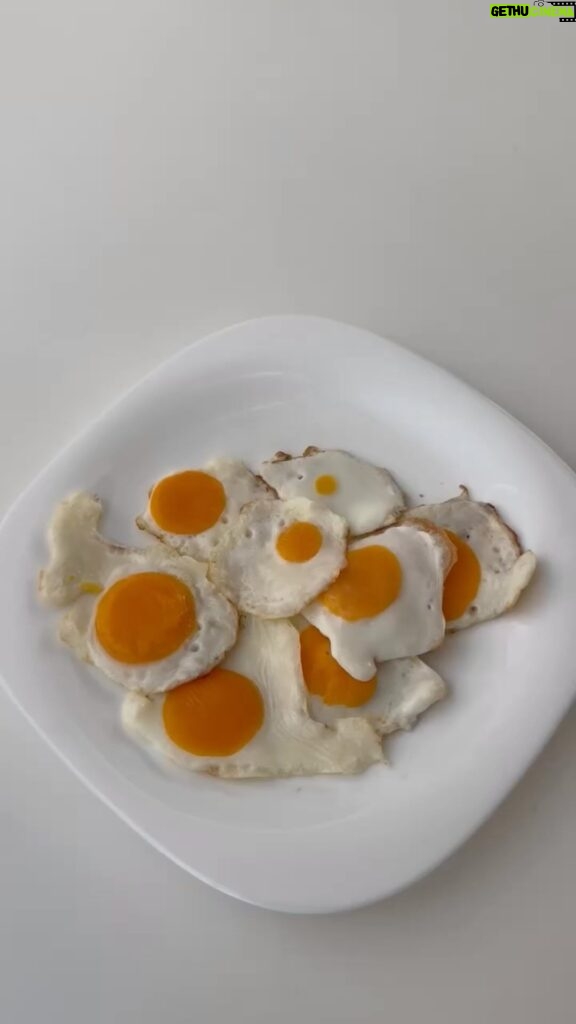 Isabella Scherer Instagram - MINI OVO 🍳 É só você congelar o ovo cru mesmo, descascar, cortar e fritar as rodelinhas!