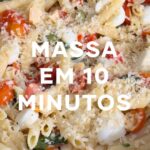 Isabella Scherer Instagram - MASSA EM……. MINUTOS 🔥 Vontade até de me inscrever no Masterchef… Acho que levo jeito pra cozinhar sob pressão! - 300g penne - 2 caixas de tomate cereja (a minha era pequena) - 1 pote de mussarela de búfala - 2 dentes de alho - Umas 30 folhas de manjericão - 1/4 xicara de azeite de oliva (e mais se precisar) - Sal e pimenta do reino a gosto - Azeitona - Parmesão Dá pra ser simples, gostoso, prático e rápido! Essa massa é uma prova disso! Quando fizer, me marca?