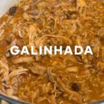 Isabella Scherer Instagram - GALINHADA 🐓 isso aqui é pra não conseguir parar de comer…. - 4 sobrecoxas - 1 peito de frango - azeite de oliva e óleo vegetal - 1 cebola - 1 alho poró - 1/2 pimentão amarelo ou vermelho - 1 pimenta de cheiro - 1 pimenta dedo de moça - 1 tomate - 1/4 de xicara de shitake seco - 2 dentes de alho - 1 colher de sopa de extrato de tomate - 1 copo de sake ou vinho ou cerveja - 3 folhas de louro fresco - 3 talos de salsão - 1,5L de água - 1 + 1/2 xícara de arroz - suco de 1 limão - salsa e cebolinha Quando fizer, me marca?