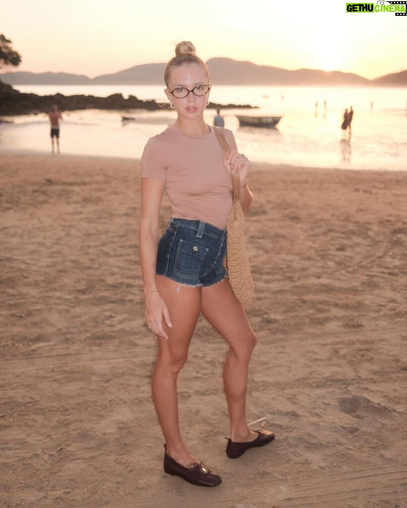 Isabella Scherer Instagram - Minha Skin Verão com meu Skin Cropped @insiderstore, a blusa mais confortável e versátil! Cupom: ISA (12% OFF) *publicidade