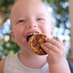 Isabella Scherer Instagram - Panquequinha de banana 🍌 Receitinha para os nossos filhos com Mucilon Seleção da Natureza! @nestlemucilon - 1 banana + 1/2 para rodelas - ⁠1 ovo - ⁠raspa de 1/2 limão - ⁠3 colheres de sopa de Mucilon Seleção da Natureza Aveia, Quinoa e Cevada Receita que eles amam, nutritiva e muito rápida de fazer! Quando fizer, nos marca? *publicidade
