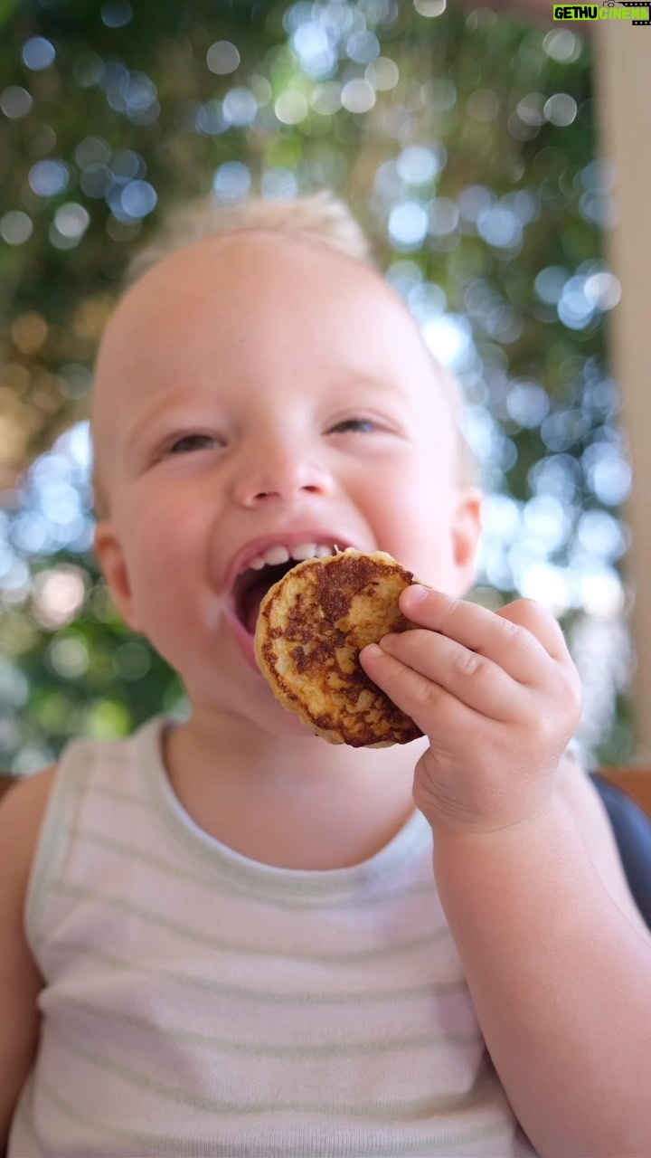 Isabella Scherer Instagram - Panquequinha de banana 🍌 Receitinha para os nossos filhos com Mucilon Seleção da Natureza! @nestlemucilon - 1 banana + 1/2 para rodelas - 1 ovo - raspa de 1/2 limão - 3 colheres de sopa de Mucilon Seleção da Natureza Aveia, Quinoa e Cevada Receita que eles amam, nutritiva e muito rápida de fazer! Quando fizer, nos marca? *publicidade